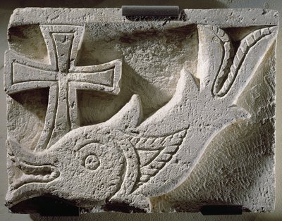 Relieve que Representa un Pez y una Cruz, del Cementerio de Ermant, Siglo IV-V (caliza) de Coptic